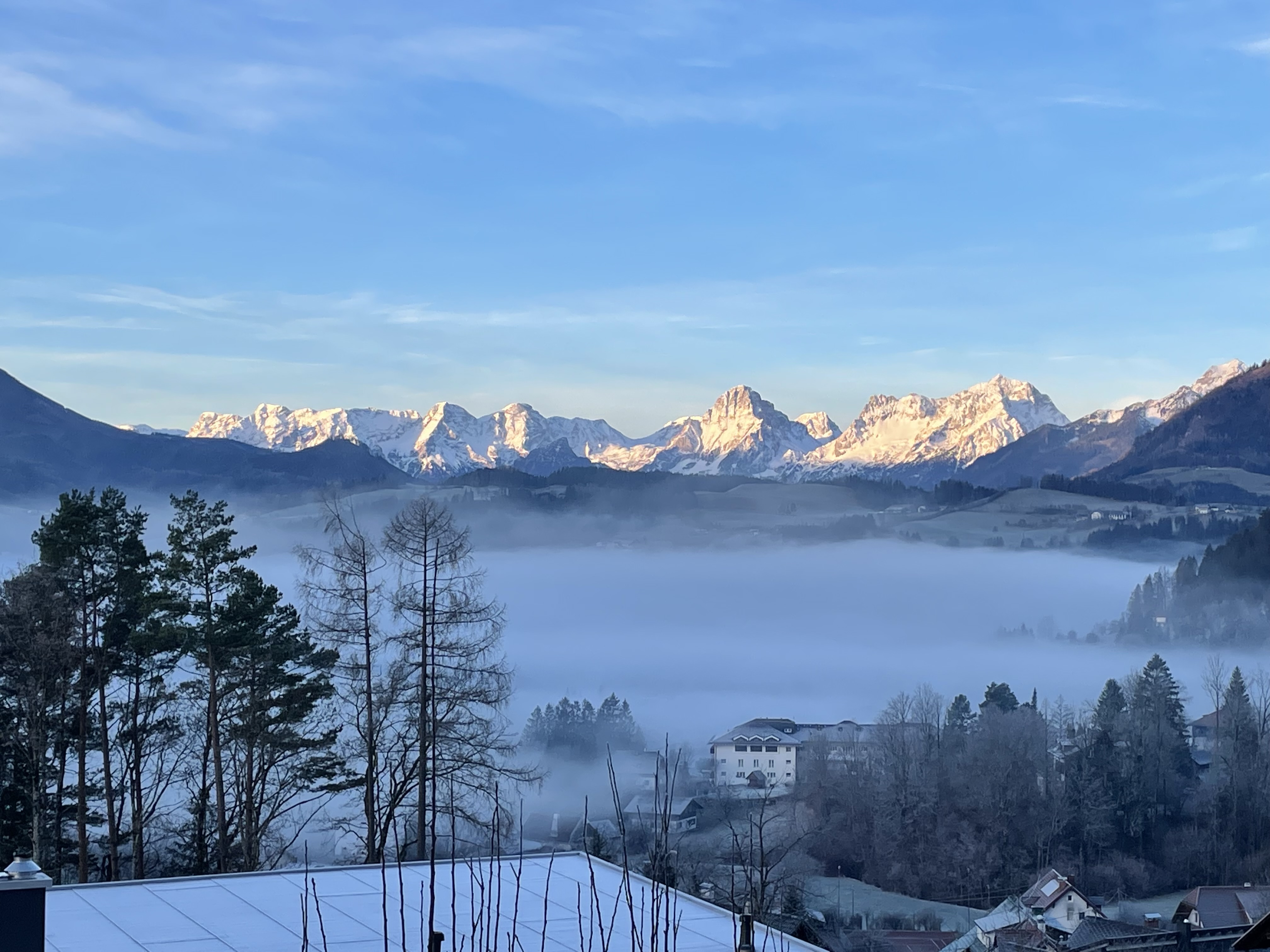 Gemütliches Wohnzimmer mit Bergblick